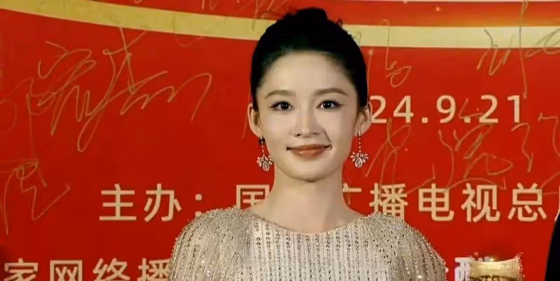 飛天獎紅毯:趙麗穎美,辛芷蕾颯,唐嫣禮服全靠臉撐