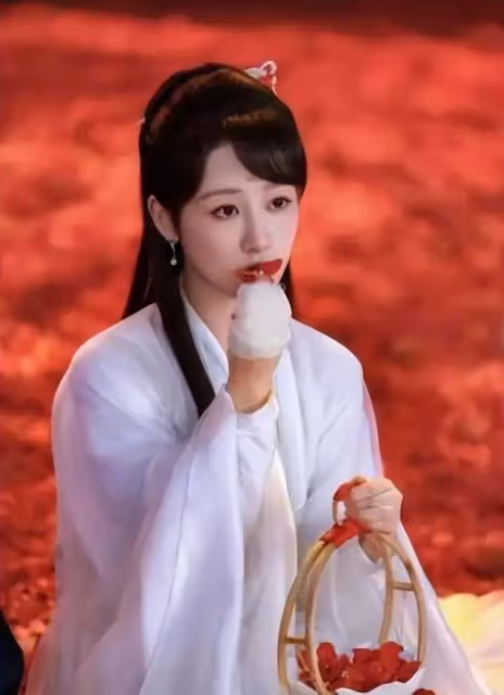 楊紫版林黛玉,眼眸似一泓秋水,卻「硬朗」過頭?網友熱議不斷!
