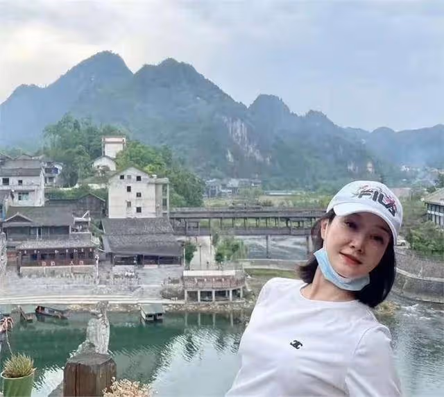 看了58歲宋祖英和61歲李修平近照,發現女人過了50,胖點也很美