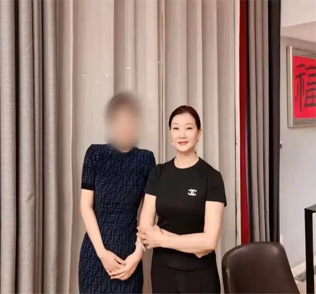看了58歲宋祖英和61歲李修平近照,發現女人過了50,胖點也很美