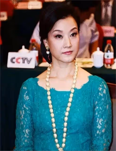 看了58歲宋祖英和61歲李修平近照,發現女人過了50,胖點也很美