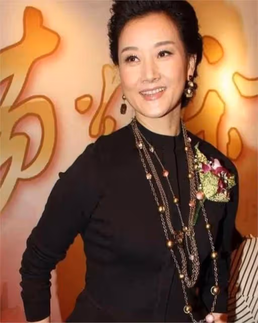 看了58歲宋祖英和61歲李修平近照,發現女人過了50,胖點也很美