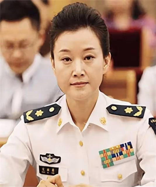 看了58歲宋祖英和61歲李修平近照,發現女人過了50,胖點也很美