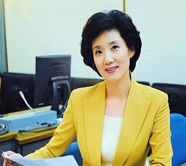 看了58歲宋祖英和61歲李修平近照,發現女人過了50,胖點也很美