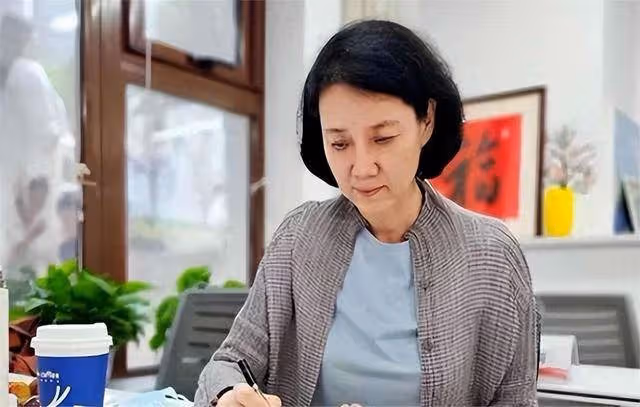 看了58歲宋祖英和61歲李修平近照,發現女人過了50,胖點也很美
