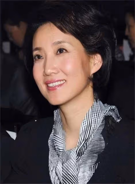 看了58歲宋祖英和61歲李修平近照,發現女人過了50,胖點也很美