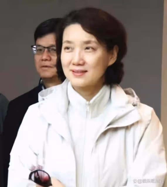 看了58歲宋祖英和61歲李修平近照,發現女人過了50,胖點也很美