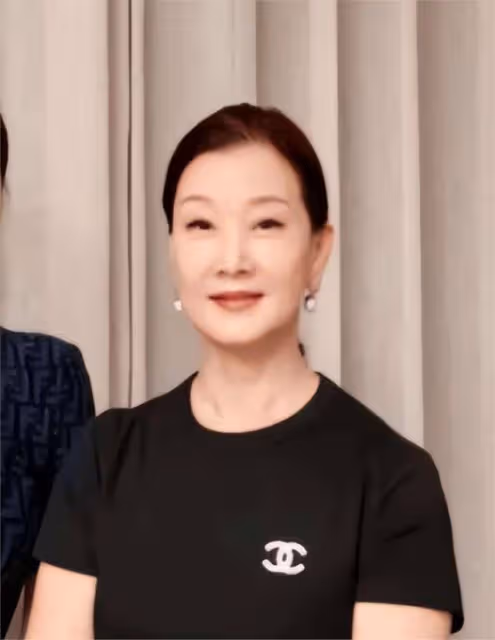 看了58歲宋祖英和61歲李修平近照,發現女人過了50,胖點也很美