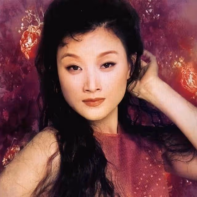 57歲宋祖英高齡產子,近照曝光,身後的男人瞞不住了.