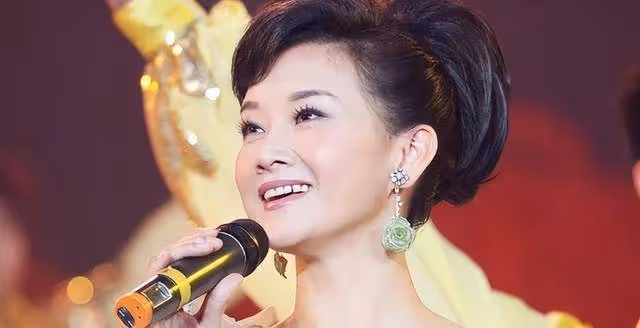 57歲宋祖英高齡產子,近照曝光,身後的男人瞞不住了.
