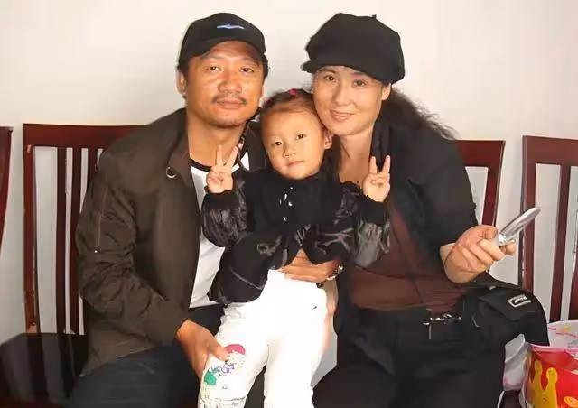 56歲謝廣坤小嬌妻首次曝光,年輕貌美身材好,26歲剛剛大學畢業