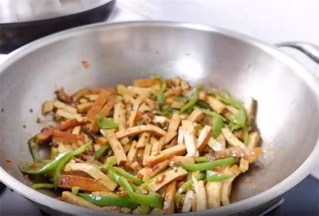 又是香乾做的下飯菜,一道川味香乾,香辣過癮又下飯,非常不錯