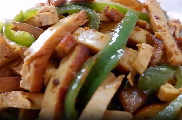 又是香乾做的下飯菜,一道川味香乾,香辣過癮又下飯,非常不錯