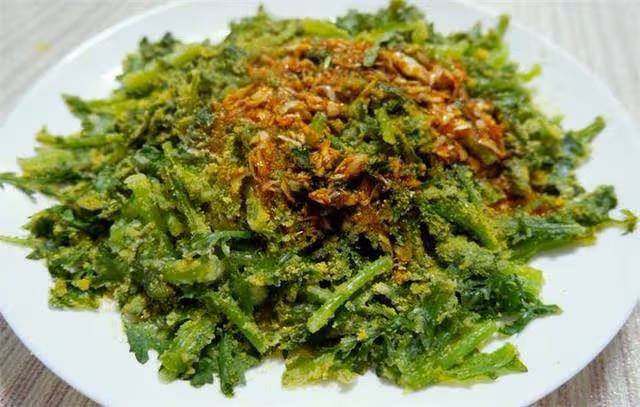 茼蒿新做法,不放油不加水,加兩種面一抓,咸香脆嫩,可以當飯吃