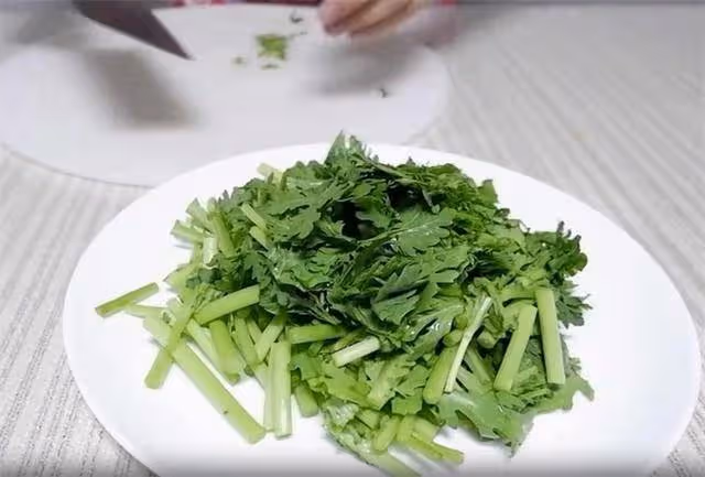 茼蒿新做法,不放油不加水,加兩種面一抓,咸香脆嫩,可以當飯吃