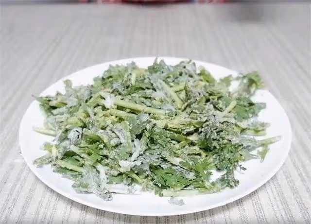 茼蒿新做法,不放油不加水,加兩種面一抓,咸香脆嫩,可以當飯吃