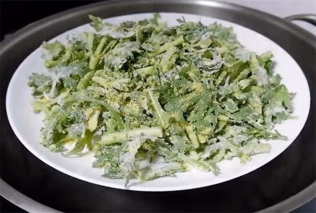茼蒿新做法,不放油不加水,加兩種面一抓,咸香脆嫩,可以當飯吃