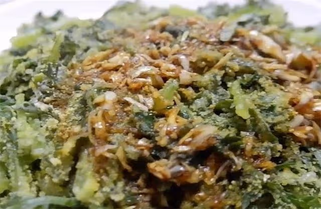 茼蒿新做法,不放油不加水,加兩種面一抓,咸香脆嫩,可以當飯吃