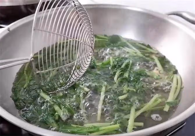 茼蒿這樣做,香醇脆嫩又好吃,簡單一拌就做好了,收藏起來學著做