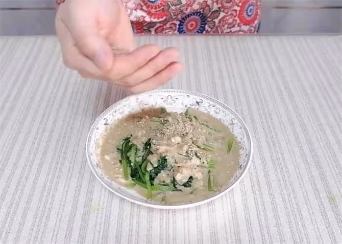 茼蒿這樣做,香醇脆嫩又好吃,簡單一拌就做好了,收藏起來學著做