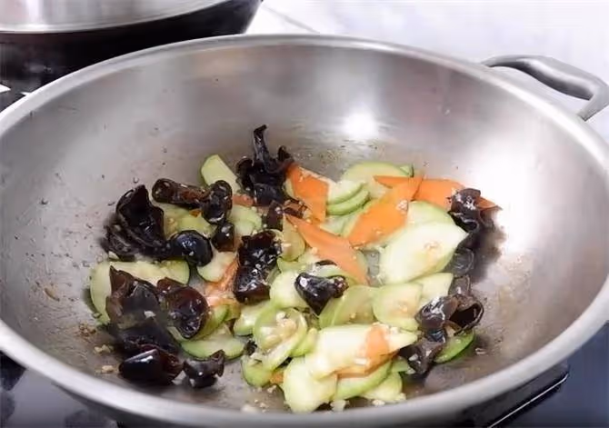 愛吃西葫蘆記得收藏,加入蒜蓉味道就是棒,蒜香十足,一盤不夠吃