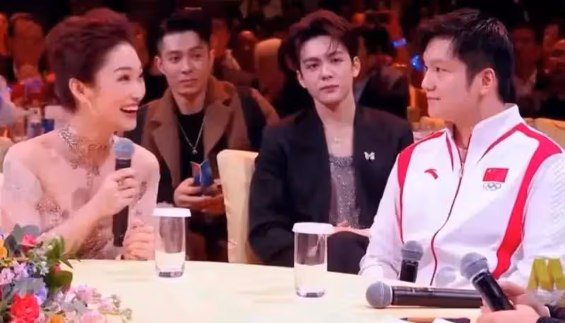 大灣區晚會名場面:肖戰站位講究,成龍失誤,全紅嬋太可愛!