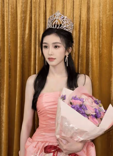 22歲港姐季軍大曬靚照，被贊「今屆都沒你靚」！簡體字發文惹議！