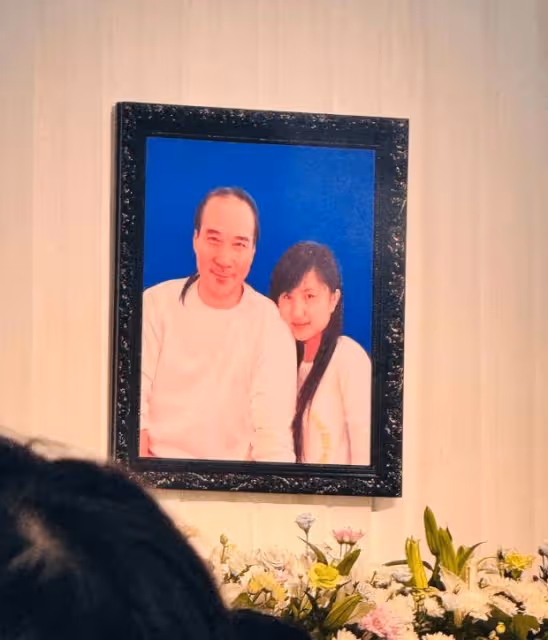 一路走好!香港男星夫婦雙雙病亡!追思會爾冬升尹天照致花牌悼念