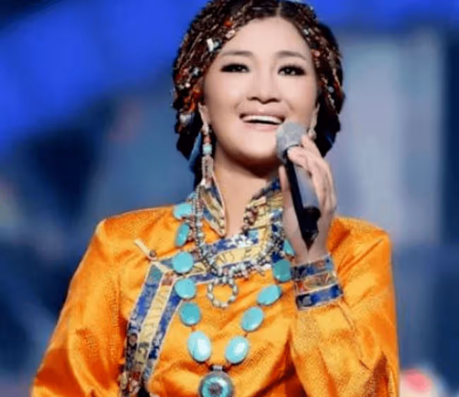 降央卓瑪真實身份曝光,火遍全國的她被扒是男人?和恩師刀郎決裂後銷聲匿跡