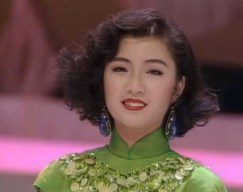 香港知名女星桃花運旺,為給病父沖喜與前夫閃婚,離婚後不再結婚