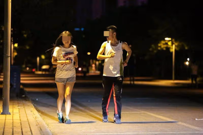 女子與男同事一同夜跑,被丈夫發現胸罩扣反,醒後雙腿沒了