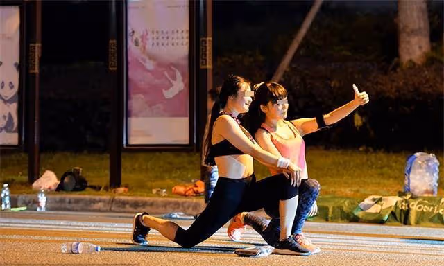 女子與男同事一同夜跑,被丈夫發現胸罩扣反,醒後雙腿沒了