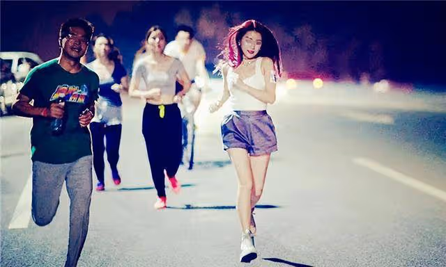 女子與男同事一同夜跑,被丈夫發現胸罩扣反,醒後雙腿沒了