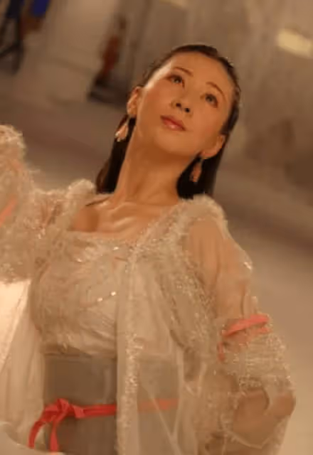 「人體模特」湯加麗:日搜20萬次,《寫真集》大賣,父親暴怒:你讓我怎麼出門