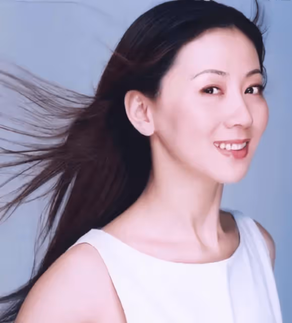 「人體模特」湯加麗:日搜20萬次,《寫真集》大賣,父親暴怒:你讓我怎麼出門