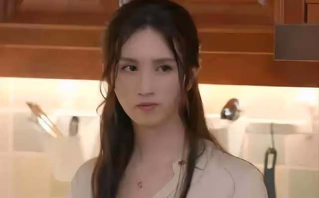 她曾是體操女神,退役後與大51歲的乾爹談戀愛,媒人竟是她爸爸!