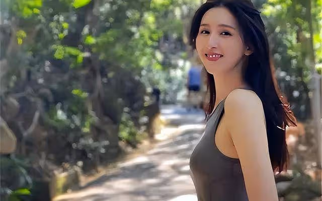 她曾是體操女神,退役後與大51歲的乾爹談戀愛,媒人竟是她爸爸!
