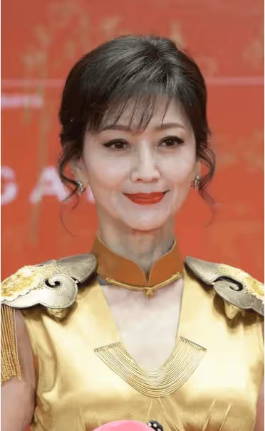 71歲趙雅芝瘦得皮包骨,網友:可憐這麼大年紀還要賺錢!她真的可憐嗎?