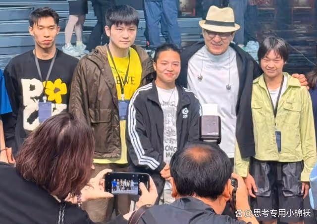 全紅嬋個性休閒裝出鏡:再次與樊振東同框,70歲成龍摟住她的肩膀
