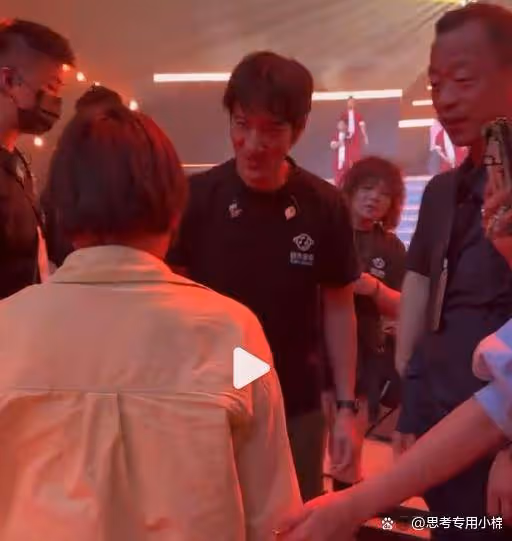 全紅嬋個性休閒裝出鏡:再次與樊振東同框,70歲成龍摟住她的肩膀