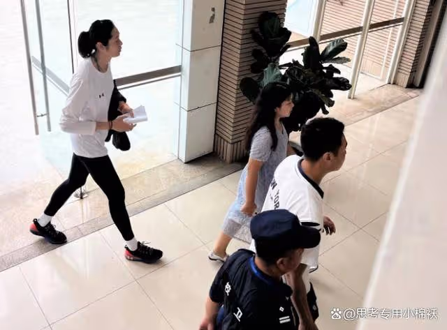 朱婷在大學擔任主講人:受到學生熱烈歡迎,婷隊戴耳釘笑容滿面