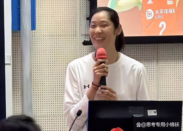 朱婷在大學擔任主講人:受到學生熱烈歡迎,婷隊戴耳釘笑容滿面