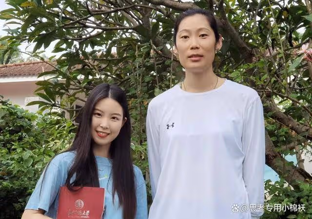 朱婷在大學擔任主講人:受到學生熱烈歡迎,婷隊戴耳釘笑容滿面