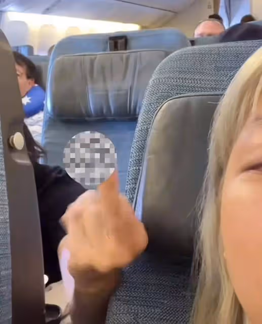 女子乘飛機被豎中指罵大陸妹,身份被扒照片曝光,國泰航空惹爭議