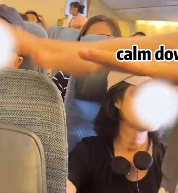女子乘飛機被豎中指罵大陸妹,身份被扒照片曝光,國泰航空惹爭議