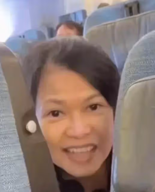 女子乘飛機被豎中指罵大陸妹,身份被扒照片曝光,國泰航空惹爭議