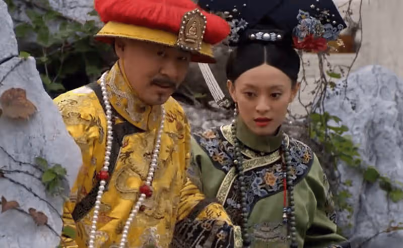 《甄嬛傳》：甄嬛生日那天，有誰注意到華妃穿的衣裳了？導演細節了