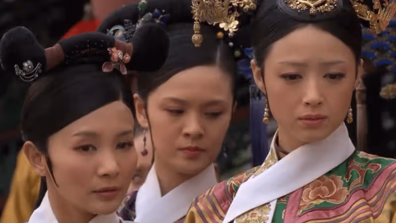 《甄嬛傳》：甄嬛生日那天，有誰注意到華妃穿的衣裳了？導演細節了