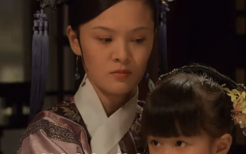 《甄嬛傳》：甄嬛生日那天，有誰注意到華妃穿的衣裳了？導演細節了