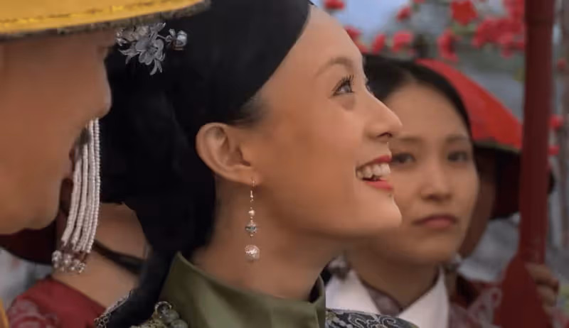 《甄嬛傳》：甄嬛生日那天，有誰注意到華妃穿的衣裳了？導演細節了